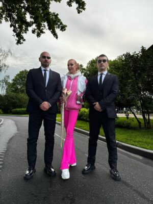 Anastasia Volochkova Instagram - Дорогие мои, я приняла участие в новом реалити-шоу ПОГОНЯ на телеканале ТНТ. @tnt_online Не пропустите эфир в воскресенье в 21:00.🔥 Серию с моим участием и всей нашей команды поставили в первую серию. Задача была всем участникам убегать от ловцов🙈. Эта погоня была по всему ВДНХ! Это была для меня сначала неизвестность🤷🏼♀️ Потом опасение долгого бега по причине той, что я берегу свои суставы.🙏🩰 Потом стало страшно🙈 Я бежала с пуантами на тот случай, если меня догонят и оставят на ВДНХ, то я найду место, где репетировать🩰😂 Но это мне не помогло!😂🙈 У меня был номер 10. Это в спорте особенный номер.. Смотрите всё своими глазами. Подробности письмом😂🩰 До и после. Полистайте фото📸 Завораживающее шоу!🔥 #анастасияволочкова #балет #россия #погоня #тнт