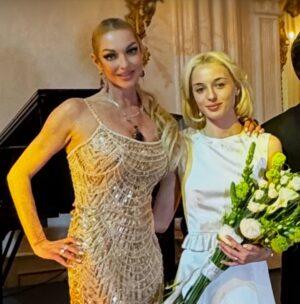 Anastasia Volochkova Instagram - Сегодня доченьке Ариадне исполняется 20 лет.🌺 Как быстро летит время!.. Я всегда хотела родить дочку. И главную роль в моей жизни исполнила.🔥 Материнство. 🙏 Уже на третий день после родов я была в театре и репетировала балет «Баядерка», который станцевала в Театре Юрия Григоровича, спустя месяц после родов.🩰 Ариадна участвовала во многих моих творческих проектах.🩰🎤🌺 Но выбрала свой путь, далекий от искусства. Теперь она жена и живет своей взрослой жизнью. Замечательная у меня Ариадна. С днем рождения и меня.🐣🌺 Полистайте фото. #анастасияволочкова #балет #россия #творчество #доченька #деньрождения