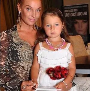 Anastasia Volochkova Instagram - Сегодня доченьке Ариадне исполняется 20 лет.🌺 Как быстро летит время!.. Я всегда хотела родить дочку. И главную роль в моей жизни исполнила.🔥 Материнство. 🙏 Уже на третий день после родов я была в театре и репетировала балет «Баядерка», который станцевала в Театре Юрия Григоровича, спустя месяц после родов.🩰 Ариадна участвовала во многих моих творческих проектах.🩰🎤🌺 Но выбрала свой путь, далекий от искусства. Теперь она жена и живет своей взрослой жизнью. Замечательная у меня Ариадна. С днем рождения и меня.🐣🌺 Полистайте фото. #анастасияволочкова #балет #россия #творчество #доченька #деньрождения
