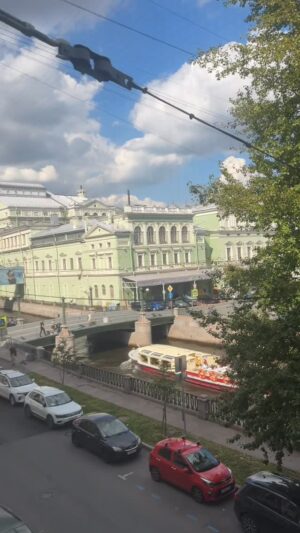 Anastasia Volochkova Instagram - Вчерашний рум тур по маминой квартире.. Вернее, музею меня😂 И вид из окна на родной Мариинский театр🩰 Экскурсовод наш друг музыкант и создатель всех моих костюмов Володя Козырев. Мы дружим 30 лет!🙏 #анастасияволочкова #балет #россия #творчество #мама #дом