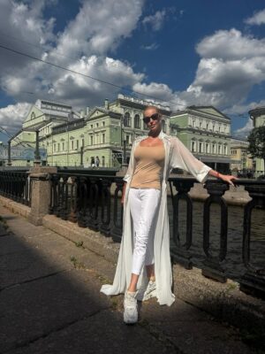 Anastasia Volochkova Instagram - А вот я уже в родном Санкт-Петербурге🙏 Навестила папу… Очень он плох..😔 Стою под окнами дома моей мамочки…🙏 #анастасияволочкова #балет #россия #питер #дом