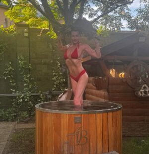 Anastasia Volochkova Instagram - У каждого метод погружения в холодную купель свой. У меня тоже свой. По-волочковски.😂🩰 На втором фото я в шляпке😂 Прекрасный домашний вечер🙏 #анастасияволочкова #балет #россия #дом