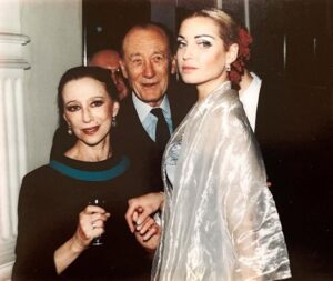 Anastasia Volochkova Instagram - Произошла очередная утрата в мире Русского искусства музыки и балета..😔 Ушел из жизни великий мэтр Родион Щедрин. Муж моего педагога и наставника Майи Плисецкой.🙏🩰 Мне посчастливилось работать с этими великими людьми.🙏 Это большая награда в моей жизни🙏 Родион Щедрин выдающийся композитор. Написавший множество балетов для любимой супруги Майи Михайловны Плисецкой. Их любовь была безграничной. И их, конечно, объединяло творчество.🩰🙏 Моя первая встреча с этими великими метрами произошла в Большом театре в 1998-ом году, когда Майя Плисецкая помогала мне в работе над партией Царь-Девица в балете «Конек-Горбунок» на музыку Родиона Щедрина. В последствии Майя Плисецкая передала мне свой балет «Кармен-Сюита», поставленный для нее Альберто Алонсо на музыку Бизе-Щедрин, как первой русской балерине, имеющей официально исполнять эту партию Кармен официально. Майя Плисецкая лично репетировала со мной эту партию в Большом. Я танцевала этот балет в творческих вечерах Майи Плисецкой, а так же и вечерах Родиона Щедрина по их приглашению. Никогда не смогу забыть, когда во времена гонений и настоящей травли после незаконного увольнения меня из Большого театра… Когда все отвернулись и боялись сказать слово… Майя Плисецкая и Родион Щедрин смело и публично поддерживали меня, говоря обо мне, как о выдающейся балерине. Это было для меня мощной защитой от всех противодействий. Мне посчастливилось пожить в один век с такими великими мэтрами. А работать и дружить с ними-великая награда. Светлая память…🙏 #анастасияволочкова #балет #россия #плисецкая #щедрин
