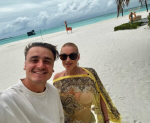 Anastasia Volochkova Instagram - Наш Мальдивский отдых с Марчелом @marcel__music проходит великолепно! На замечательном острове.🌴Это уже не первое наше совместное путешествие в этот райский край.🙏🌴 Как здорово, когда нас объединяют творчество, сцена, дружба, отдых, позитив!🙏🔥 Когда рядом два красивых человека-то очень светлая энергия.🙏 У нас был напряженный сезон с нашим шоу ОДЕРЖИМОСТЬ.🩰 Этот отдых мы заслужили. Каждый миг наш наполнен радостью и светлыми эмоциями. 🙏 Но скоро нам вновь на сцену. Будем рады увидеться в Сочи 1-го августа. На праздновании дня рождения @fortepianokaraoke.sochi Исполним для гостей несколько дуэтов из шоу, споем песни, пообщаемся и, конечно, сфотографируемся 📸🦢 #анастасияволочкова #балет #россия #творчество #мальдивы #отдых #сочи