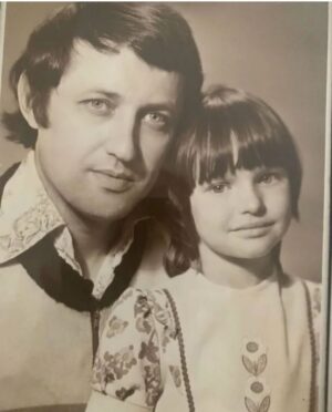 Anastasia Volochkova Instagram - Сегодня день рождения моего папы Юрия Волочкова.🙏 Ему исполняется 78 лет.. Папа Чемпион СССР по настольному теннису. И заслуженный тренер сборной России, вырастивший Чемпионов. Парой мне были привиты лучшие качества. Такие как трудолюбие, упорство, харизма, стремление к победе и умение побеждать. Чувство юмора, сексуальность, доброта, непосредственность, сила духа, сила воли, дисциплина. И многие другие.. В возрасте 60-ти лет папу разбил инсульт😔 18 лет он ничего не говорит при полном сознании и в инвалидной коляске..😔 Все эти годы для меня это отчаяние и горе😔 Сегодня к папе поедут мама и Ариадна. У меня сегодня выступление в Сочи. И послезавтра я буду у папы.🙏 Он у меня единственный и неповторимый. И я счастлива, что я и моя дочь Ариадна с гордостью носим его фамилию.🙏 #анастасияволочкова #балет #россия #папа #деньрождения