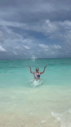 Anastasia Volochkova Instagram - Мой любимый изумрудный океан!🌴 #анастасияволочкова #балет #россия #творчество #мальдивы #отдых