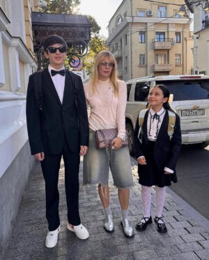 Anastasiya Stotskaya Instagram - С Днем знаний всех причастных! Пусть учеба будет легкой и увлекательной, знания крепкими, а друзья верными. Прослезилась оттого, как дети выросли за лето, как радостно детей встречали одноклассники. У нас самые дружные классы 8В и 2Б, и я рада, что мои дети учатся именно в этой школе, с радостью идут на занятия, у меня такого воодушевления в моем детстве не было. Дорогие учителя, спасибо вам за ваше огромное сердце, бесконечное терпение и вдохновение, которое вы дарите нашим детям каждый день. А мы, родители, будем вместе преодолевать трудности и радоваться победам!