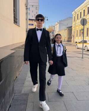 Anastasiya Stotskaya Instagram - С Днем знаний всех причастных! Пусть учеба будет легкой и увлекательной, знания крепкими, а друзья верными. Прослезилась оттого, как дети выросли за лето, как радостно детей встречали одноклассники. У нас самые дружные классы 8В и 2Б, и я рада, что мои дети учатся именно в этой школе, с радостью идут на занятия, у меня такого воодушевления в моем детстве не было. Дорогие учителя, спасибо вам за ваше огромное сердце, бесконечное терпение и вдохновение, которое вы дарите нашим детям каждый день. А мы, родители, будем вместе преодолевать трудности и радоваться победам!