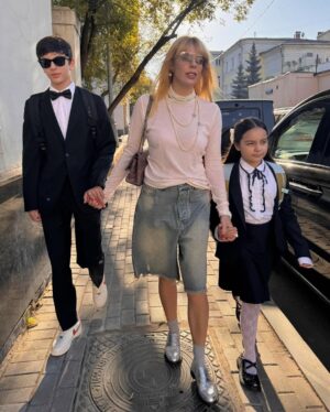 Anastasiya Stotskaya Instagram - С Днем знаний всех причастных! Пусть учеба будет легкой и увлекательной, знания крепкими, а друзья верными. Прослезилась оттого, как дети выросли за лето, как радостно детей встречали одноклассники. У нас самые дружные классы 8В и 2Б, и я рада, что мои дети учатся именно в этой школе, с радостью идут на занятия, у меня такого воодушевления в моем детстве не было. Дорогие учителя, спасибо вам за ваше огромное сердце, бесконечное терпение и вдохновение, которое вы дарите нашим детям каждый день. А мы, родители, будем вместе преодолевать трудности и радоваться победам!