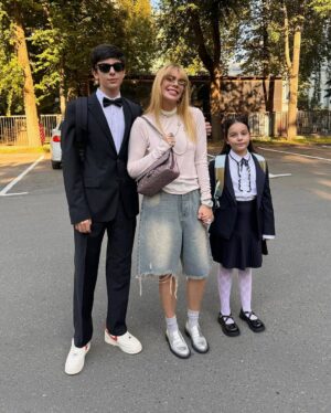 Anastasiya Stotskaya Instagram - С Днем знаний всех причастных! Пусть учеба будет легкой и увлекательной, знания крепкими, а друзья верными. Прослезилась оттого, как дети выросли за лето, как радостно детей встречали одноклассники. У нас самые дружные классы 8В и 2Б, и я рада, что мои дети учатся именно в этой школе, с радостью идут на занятия, у меня такого воодушевления в моем детстве не было. Дорогие учителя, спасибо вам за ваше огромное сердце, бесконечное терпение и вдохновение, которое вы дарите нашим детям каждый день. А мы, родители, будем вместе преодолевать трудности и радоваться победам!