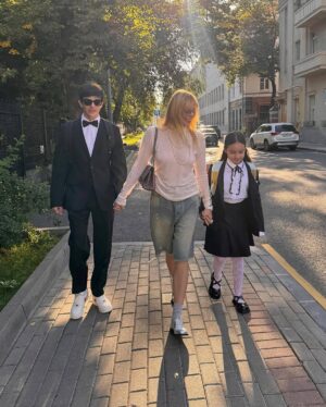 Anastasiya Stotskaya Instagram - С Днем знаний всех причастных! Пусть учеба будет легкой и увлекательной, знания крепкими, а друзья верными. Прослезилась оттого, как дети выросли за лето, как радостно детей встречали одноклассники. У нас самые дружные классы 8В и 2Б, и я рада, что мои дети учатся именно в этой школе, с радостью идут на занятия, у меня такого воодушевления в моем детстве не было. Дорогие учителя, спасибо вам за ваше огромное сердце, бесконечное терпение и вдохновение, которое вы дарите нашим детям каждый день. А мы, родители, будем вместе преодолевать трудности и радоваться победам!