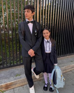Anastasiya Stotskaya Instagram - С Днем знаний всех причастных! Пусть учеба будет легкой и увлекательной, знания крепкими, а друзья верными. Прослезилась оттого, как дети выросли за лето, как радостно детей встречали одноклассники. У нас самые дружные классы 8В и 2Б, и я рада, что мои дети учатся именно в этой школе, с радостью идут на занятия, у меня такого воодушевления в моем детстве не было. Дорогие учителя, спасибо вам за ваше огромное сердце, бесконечное терпение и вдохновение, которое вы дарите нашим детям каждый день. А мы, родители, будем вместе преодолевать трудности и радоваться победам!