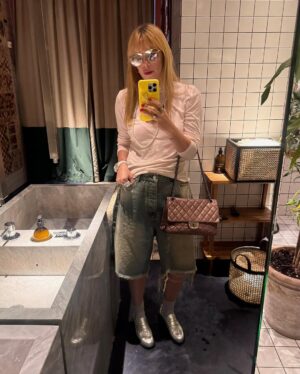 Anastasiya Stotskaya Instagram - С Днем знаний всех причастных! Пусть учеба будет легкой и увлекательной, знания крепкими, а друзья верными. Прослезилась оттого, как дети выросли за лето, как радостно детей встречали одноклассники. У нас самые дружные классы 8В и 2Б, и я рада, что мои дети учатся именно в этой школе, с радостью идут на занятия, у меня такого воодушевления в моем детстве не было. Дорогие учителя, спасибо вам за ваше огромное сердце, бесконечное терпение и вдохновение, которое вы дарите нашим детям каждый день. А мы, родители, будем вместе преодолевать трудности и радоваться победам!