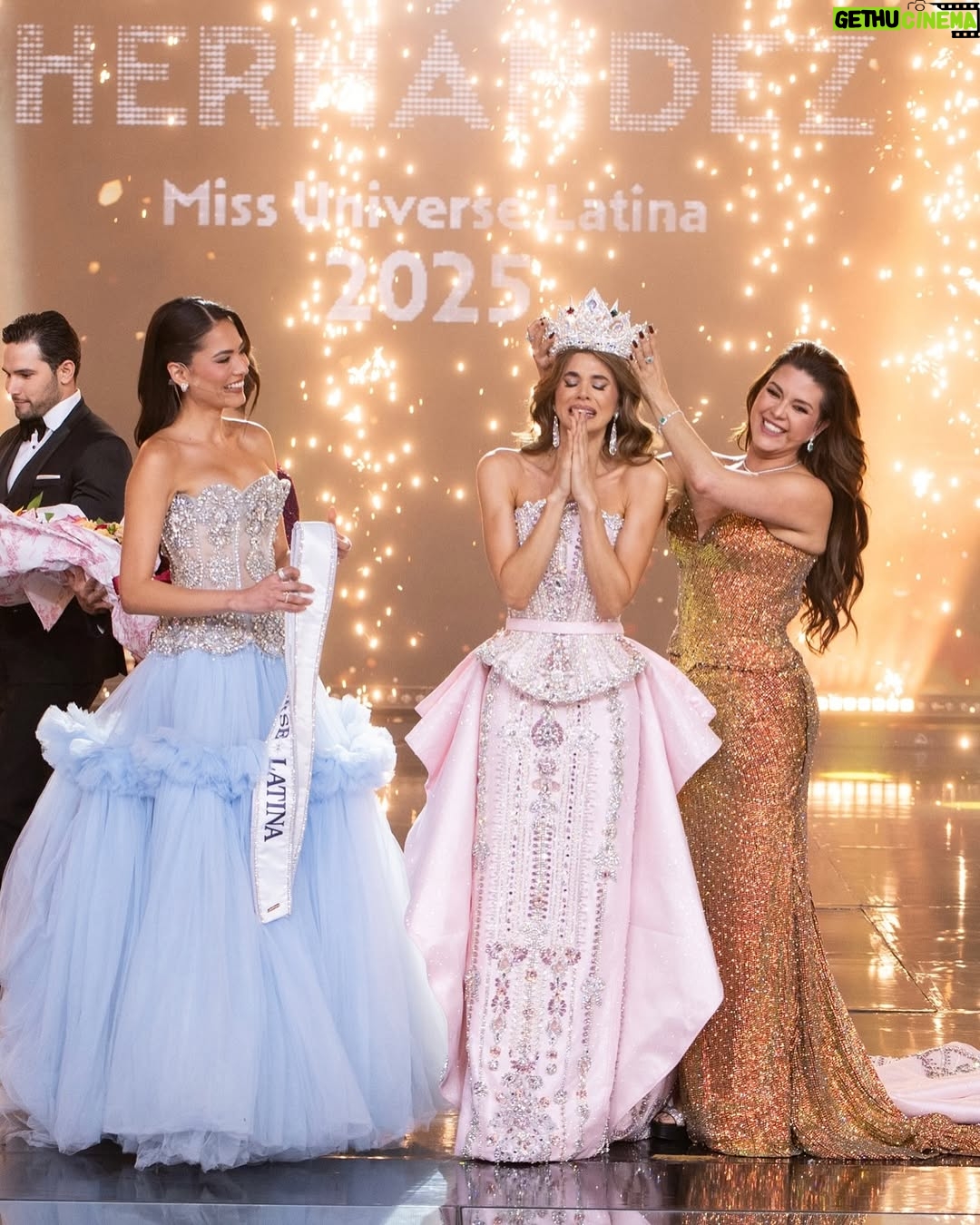 Andrea Meza - 41.3K Likes - Nuestra primera Miss Universe Latina ✨ ¡Felicidades, @yamilexhdz, por este triunfo tan merecido! Qué emoción verte brillar, reina 🙌🏼
Me siento profundamente orgullosa de cada una de ustedes. Todas brillaron con su luz única en ese escenario.
Las quiero mucho, amé compartir esta experiencia a su lado y estoy segura de que cosas hermosas están por venir para cada una (¡y para todas nosotras!).