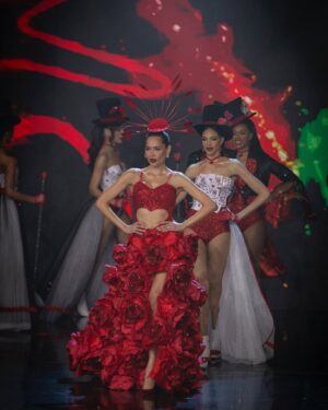 Andrea Meza Instagram - Reina de corazones ♥️ Momentos del opening de anoche en Miss Universe latina 🔥
¿Qué les pareció?
📸 @oko.lg @mmolnarr