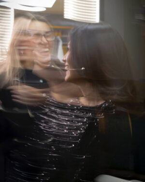 Andrea Meza Instagram - Noche intensa en la gala de nominaciones 🔥
Ver a mis chicas enfrentar crĂticas duras no es fácil, pero aquĂ estamos: con la cabeza en alto, defendiendo con elegancia y corazĂłn.
Andrea vivió un momento complicado, pero su fortaleza habla más que mil palabras. Estoy orgullosa de cómo lo manejó, y más segura que nunca de su potencial.
Equipo RubĂ: no bajamos la mirada, subimos el nivel.
Si tú también ves la luz que hay en @andreaaguilarsv , ya sabes qué hacer. Voten por ella. Let’s show what real queens are made of. ❤️‍🔥👑
Styling @readingp
#MissUniverseLatina #TeamRubĂ #BackstageMoments #CapitanaRubĂ