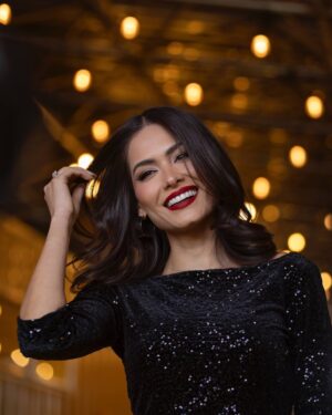 Andrea Meza Instagram - Noche intensa en la gala de nominaciones 🔥
Ver a mis chicas enfrentar crĂticas duras no es fácil, pero aquĂ estamos: con la cabeza en alto, defendiendo con elegancia y corazĂłn.
Andrea vivió un momento complicado, pero su fortaleza habla más que mil palabras. Estoy orgullosa de cómo lo manejó, y más segura que nunca de su potencial.
Equipo RubĂ: no bajamos la mirada, subimos el nivel.
Si tú también ves la luz que hay en @andreaaguilarsv , ya sabes qué hacer. Voten por ella. Let’s show what real queens are made of. ❤️‍🔥👑
Styling @readingp
#MissUniverseLatina #TeamRubĂ #BackstageMoments #CapitanaRubĂ