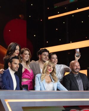 Andrea Meza Instagram - Noche intensa en la gala de nominaciones 🔥
Ver a mis chicas enfrentar crĂticas duras no es fácil, pero aquĂ estamos: con la cabeza en alto, defendiendo con elegancia y corazĂłn.
Andrea vivió un momento complicado, pero su fortaleza habla más que mil palabras. Estoy orgullosa de cómo lo manejó, y más segura que nunca de su potencial.
Equipo RubĂ: no bajamos la mirada, subimos el nivel.
Si tú también ves la luz que hay en @andreaaguilarsv , ya sabes qué hacer. Voten por ella. Let’s show what real queens are made of. ❤️‍🔥👑
Styling @readingp
#MissUniverseLatina #TeamRubĂ #BackstageMoments #CapitanaRubĂ