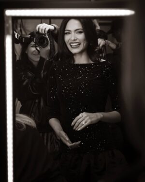 Andrea Meza Instagram - Noche intensa en la gala de nominaciones 🔥
Ver a mis chicas enfrentar crĂticas duras no es fácil, pero aquĂ estamos: con la cabeza en alto, defendiendo con elegancia y corazĂłn.
Andrea vivió un momento complicado, pero su fortaleza habla más que mil palabras. Estoy orgullosa de cómo lo manejó, y más segura que nunca de su potencial.
Equipo RubĂ: no bajamos la mirada, subimos el nivel.
Si tú también ves la luz que hay en @andreaaguilarsv , ya sabes qué hacer. Voten por ella. Let’s show what real queens are made of. ❤️‍🔥👑
Styling @readingp
#MissUniverseLatina #TeamRubĂ #BackstageMoments #CapitanaRubĂ