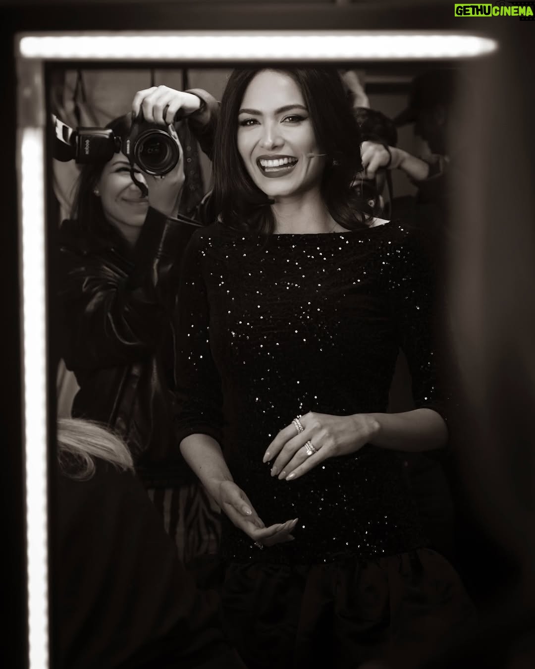 Andrea Meza - 38.7K Likes - Noche intensa en la gala de nominaciones 🔥 
Ver a mis chicas enfrentar críticas duras no es fácil, pero aquí estamos: con la cabeza en alto, defendiendo con elegancia y corazón.

Andrea vivió un momento complicado, pero su fortaleza habla más que mil palabras. Estoy orgullosa de cómo lo manejó, y más segura que nunca de su potencial.

Equipo Rubí: no bajamos la mirada, subimos el nivel.

Si tú también ves la luz que hay en @andreaaguilarsv , ya sabes qué hacer. Voten por ella. Let’s show what real queens are made of. ❤️‍🔥👑

Styling @readingp 

#MissUniverseLatina #TeamRubí #BackstageMoments #CapitanaRubí