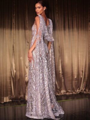 Andrea Tovar Instagram - Arrancó la magia! ✨ Hoy vivimos el primer capítulo de esta experiencia única, llena de sueños, talento y mujeres poderosas que inspiran. 🌟 Este es solo el comienzo de un camino inolvidable. Ya tienen a sus favoritas? 👑💃 @missuniversecoloficial @canalrcn
Vestido @jkaltacostura 🤍
Joyas @kellybellodesign ✨