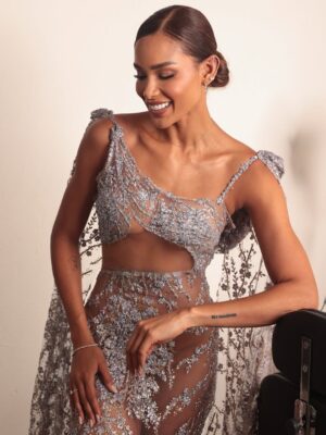 Andrea Tovar Instagram - Arrancó la magia! ✨ Hoy vivimos el primer capítulo de esta experiencia única, llena de sueños, talento y mujeres poderosas que inspiran. 🌟 Este es solo el comienzo de un camino inolvidable. Ya tienen a sus favoritas? 👑💃 @missuniversecoloficial @canalrcn
Vestido @jkaltacostura 🤍
Joyas @kellybellodesign ✨