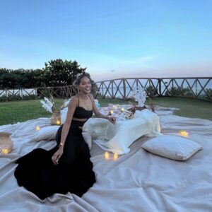 Andrea Tovar Instagram - La vida siempre sorprende…un año más para agradecer el camino recorrido ✨
La vida, con sus luces y sombras, me ha enseñado que siempre hay motivos para sonreír…y celebrar lo verdaderamente valioso. Me siento afortunada de contar con seres que me inspiran a crecer y que me recuerdan que la vida es un viaje lleno de aprendizajes y gratitud.
Celebro la magia de estar viva, de seguir soñando, de rodearme de amor y de compartir este camino en familia. 💫🌸
Brindo por lo que soy, por lo que viene y por la certeza de que cada día es una nueva oportunidad para vivir con el corazón abierto. 🥂🎂
SALUD 🤍✨
Gracias por hacer este viaje y paseo inolvidable
@avaresorts
@copaairlines