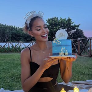 Andrea Tovar Instagram - La vida siempre sorprende…un año más para agradecer el camino recorrido ✨
La vida, con sus luces y sombras, me ha enseñado que siempre hay motivos para sonreír…y celebrar lo verdaderamente valioso. Me siento afortunada de contar con seres que me inspiran a crecer y que me recuerdan que la vida es un viaje lleno de aprendizajes y gratitud.
Celebro la magia de estar viva, de seguir soñando, de rodearme de amor y de compartir este camino en familia. 💫🌸
Brindo por lo que soy, por lo que viene y por la certeza de que cada día es una nueva oportunidad para vivir con el corazón abierto. 🥂🎂
SALUD 🤍✨
Gracias por hacer este viaje y paseo inolvidable
@avaresorts
@copaairlines