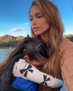 Andrea Tovar Instagram - Aquí el tiempo pasa más lento, las risas suenan más fuerte y el alma respira profundo.
Vinimos en familia a reconectar, a ver a los niños correr libres, a compartir con mi mamá historias bajo las estrellas… y terminamos encontrando un lugar que se siente como hogar @latribuglamping 🤍🤌🏾