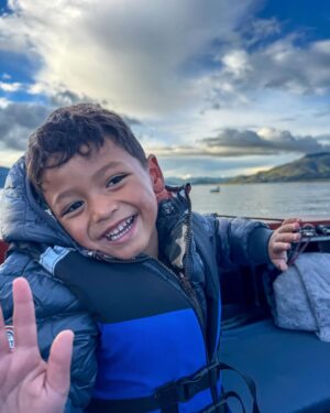 Andrea Tovar Instagram - Aquí el tiempo pasa más lento, las risas suenan más fuerte y el alma respira profundo.
Vinimos en familia a reconectar, a ver a los niños correr libres, a compartir con mi mamá historias bajo las estrellas… y terminamos encontrando un lugar que se siente como hogar @latribuglamping 🤍🤌🏾