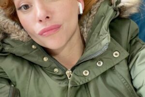 Angélica Blandón Instagram - Se va acercando la fecha para conocer la poderosa historia de “La Mujer prohibida” producción de @caracoltv donde interprete a Débora Lozano una mujer asombrosa, inteligente y muy calculadora, una mujer de sangre fría. 🐍
Fotos de la maravillosa @anamahenaog