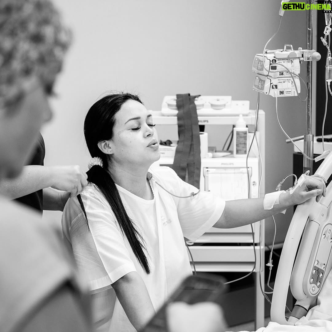 Angie Arizaga - 273.9K Likes - .
1. Matteo Alessandro 
2. Empezaron las contracciones 08/08 
3. Siempre de la mano juntos por el mundo 
4. Las contracciones cada vez eran más fuertes 
5. Por un momento no aguanté el dolor y le gritaba a la doctora “Cesárea , porfavor “ 😬
6. Nació Matteo 09/08/2024 , 10:18 pm 🤍 ( otro ocho ) 
7. Sin soltarnos un solo segundo 🤍
8. Nuestra Familia Benzaquen Arizaga ( Jota ya no tenía más espacio para poner la huellita 😅 )