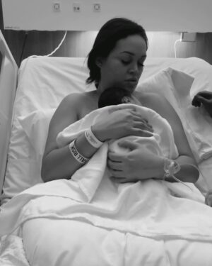 Angie Arizaga Instagram - Un 09 de Agosto , llegó el amor de nuestras vidas! Solo quiero decir ! Gracias por todos los mensajes tan lindos hacia nuestra familia 🤎 ¡ Gracias Dios ! Gracias por esta bendición, Gracias por el hombre que tengo al lado y por darme la fuerza que necesitaba a la hora del parto. No fue fácil , fue muy doloroso , pero valió la pena y lo volvería hacer con tal de sentir a mi bebé en el pecho nuevamente ! Es inexplicable la sensación y la alegría que podemos sentir al tenerte con nosotros te prometemos darte siempre la mejor versión de nosotros . Empezó la Vida !
Te Amamos Matteo Alessandro Benz Arizaga 💙🤍