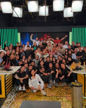 Angie Arizaga Instagram - Se los prometí Matteito hijito , Angie mi vida , Familia mia entera! Gracias a cada uno de ustedes por creer en mi ❤️ Voy a extrañarlos como no tienen idea ! Que bello trabajo hacen carajo! 👏 👏❤️