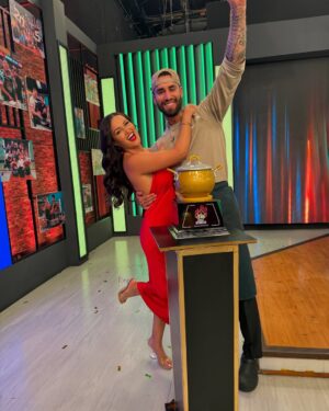 Angie Arizaga Instagram - Se los prometí Matteito hijito , Angie mi vida , Familia mia entera! Gracias a cada uno de ustedes por creer en mi ❤️ Voy a extrañarlos como no tienen idea ! Que bello trabajo hacen carajo! 👏 👏❤️