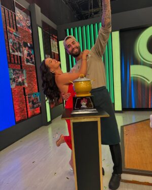 Angie Arizaga Instagram - Se los prometí Matteito hijito , Angie mi vida , Familia mia entera! Gracias a cada uno de ustedes por creer en mi ❤️ Voy a extrañarlos como no tienen idea ! Que bello trabajo hacen carajo! 👏 👏❤️