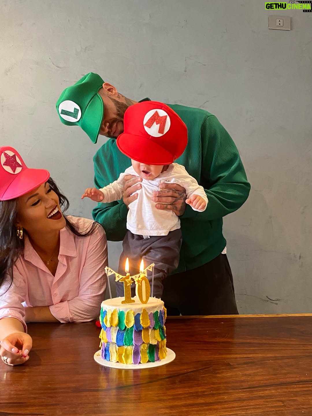 Angie Arizaga - 137.7K Likes - Eres el sueño más bonito , hecho realidad . Cuando dicen que el tiempo vuela , no exageran . Ya son 10 meses llenos de aprendizajes, desafíos, pero todo vale la pena cada vez que nos sonríes. Te amamos Matteito 🤍