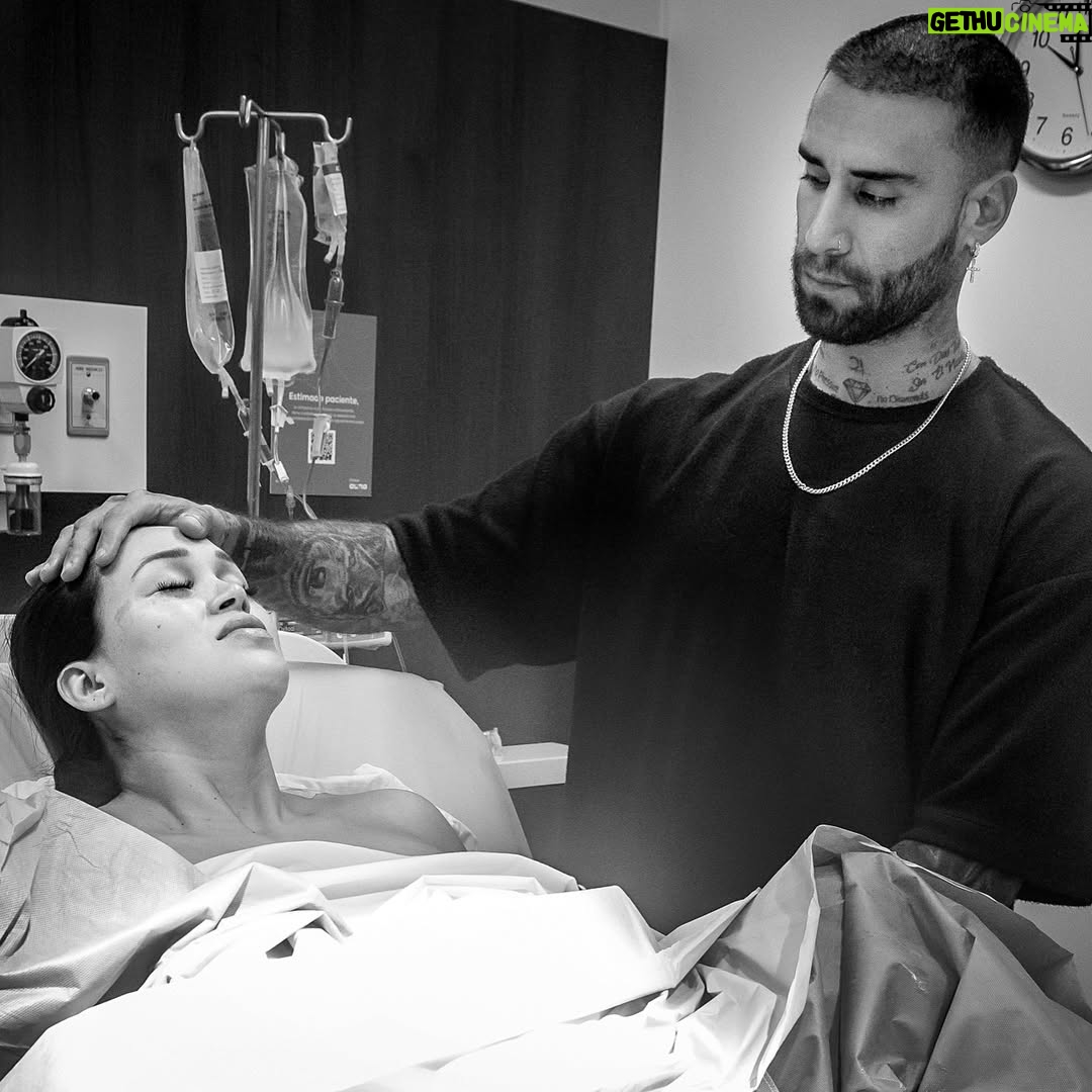 Angie Arizaga - 273.9K Likes - .
1. Matteo Alessandro 
2. Empezaron las contracciones 08/08 
3. Siempre de la mano juntos por el mundo 
4. Las contracciones cada vez eran más fuertes 
5. Por un momento no aguanté el dolor y le gritaba a la doctora “Cesárea , porfavor “ 😬
6. Nació Matteo 09/08/2024 , 10:18 pm 🤍 ( otro ocho ) 
7. Sin soltarnos un solo segundo 🤍
8. Nuestra Familia Benzaquen Arizaga ( Jota ya no tenía más espacio para poner la huellita 😅 )