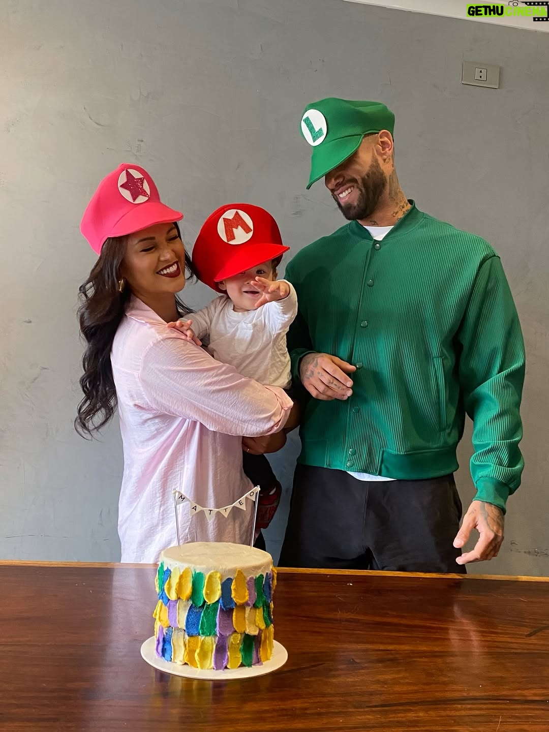 Angie Arizaga - 137.7K Likes - Eres el sueño más bonito , hecho realidad . Cuando dicen que el tiempo vuela , no exageran . Ya son 10 meses llenos de aprendizajes, desafíos, pero todo vale la pena cada vez que nos sonríes. Te amamos Matteito 🤍