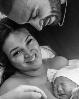 Angie Arizaga Instagram - Gracias por convertirme en mamá🤍
Desde que llegaste, todo cambió. Me hiciste más fuerte, más consciente y más agradecida con la vida.
Ser mamá no es fácil, no se descansa pero siempre se hace todo con amor y una gran sonrisa.
Gracias hijito por darme las mejores experiencias, por sacar lo mejor de mí y enseñarme que todo vale la pena
Hace 9 meses empezó la mejor etapa de mi vida. Con retos, sí, pero también con un amor que no se puede explicar.
Hoy más que nunca valoro lo que significa ser mamá🤍
