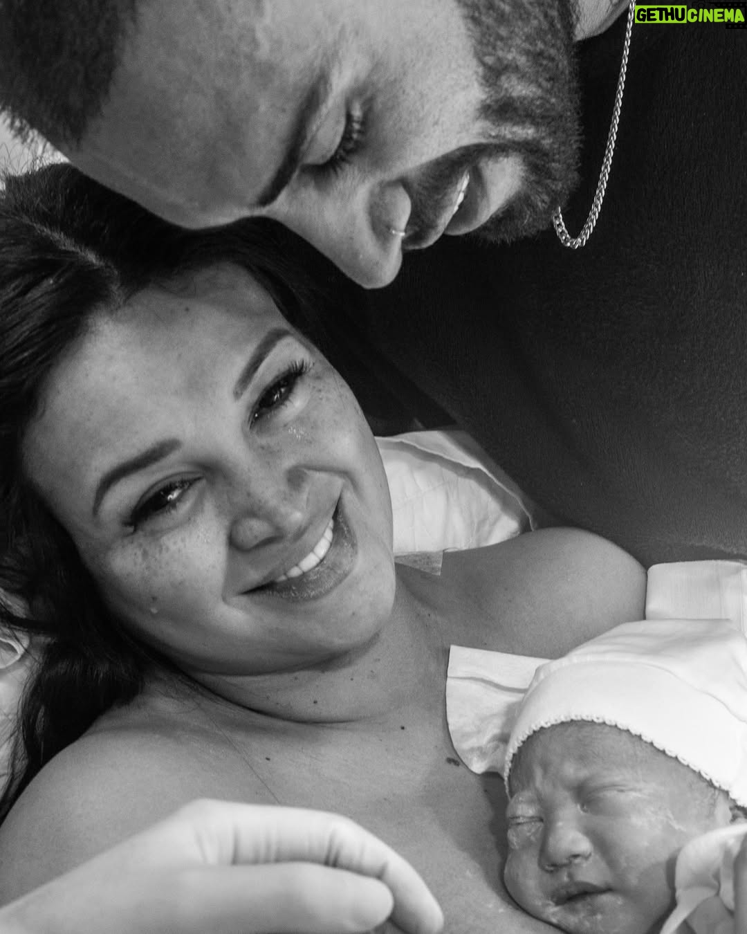 Angie Arizaga - 162.1K Likes - Gracias por convertirme en mamá🤍 
Desde que llegaste, todo cambió. Me hiciste más fuerte, más consciente y más agradecida con la vida.
Ser mamá no es fácil, no se descansa pero siempre se hace todo con amor y una gran sonrisa.
Gracias hijito por darme las mejores experiencias, por sacar lo mejor de mí y enseñarme que todo vale la pena

Hace 9 meses empezó la mejor etapa de mi vida. Con retos, sí, pero también con un amor que no se puede explicar.

Hoy más que nunca valoro lo que significa ser mamá🤍