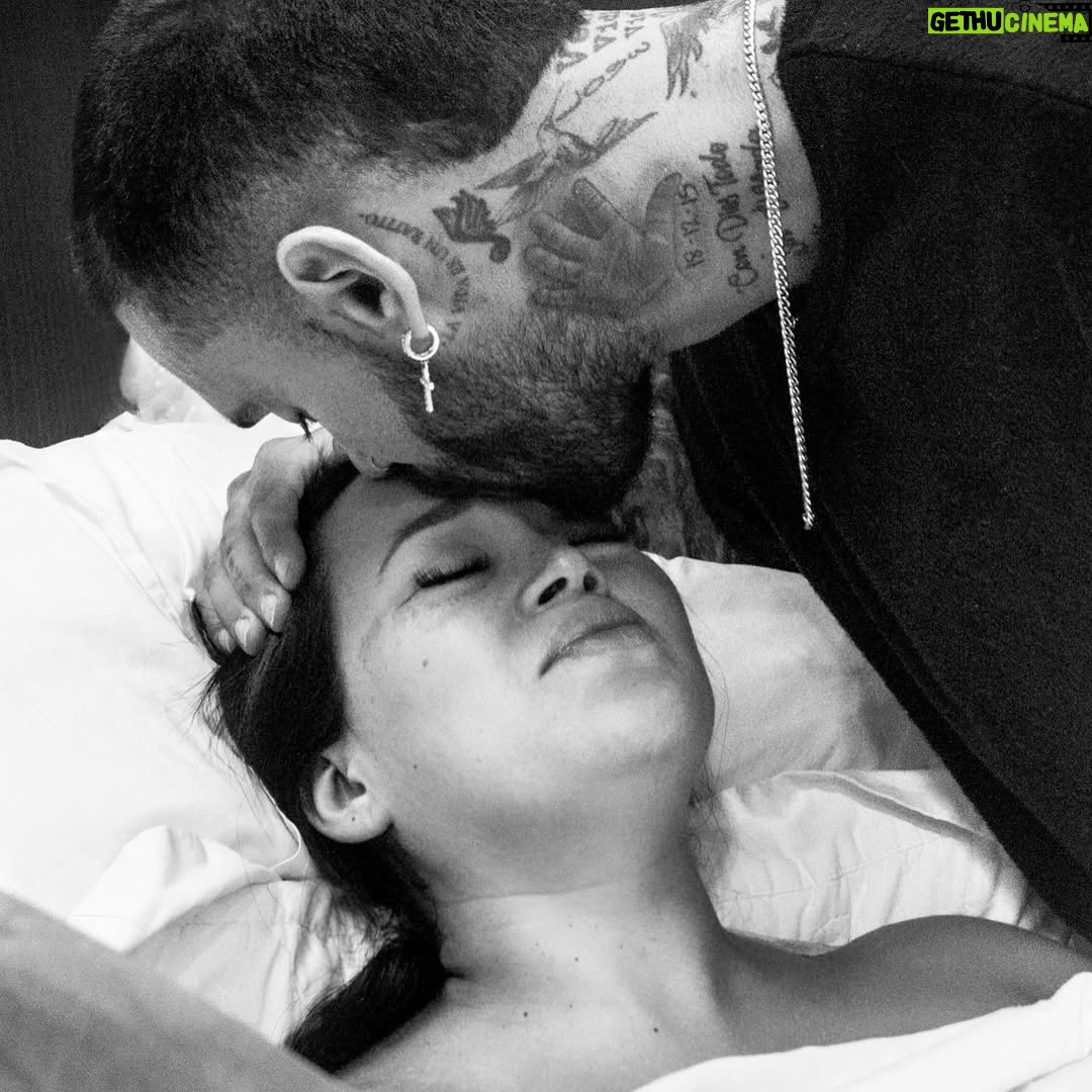 Angie Arizaga - 273.9K Likes - .
1. Matteo Alessandro 
2. Empezaron las contracciones 08/08 
3. Siempre de la mano juntos por el mundo 
4. Las contracciones cada vez eran más fuertes 
5. Por un momento no aguanté el dolor y le gritaba a la doctora “Cesárea , porfavor “ 😬
6. Nació Matteo 09/08/2024 , 10:18 pm 🤍 ( otro ocho ) 
7. Sin soltarnos un solo segundo 🤍
8. Nuestra Familia Benzaquen Arizaga ( Jota ya no tenía más espacio para poner la huellita 😅 )