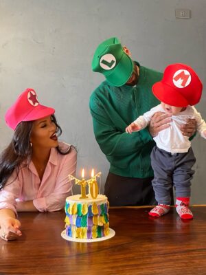 Angie Arizaga Instagram - Eres el sueño más bonito , hecho realidad . Cuando dicen que el tiempo vuela , no exageran . Ya son 10 meses llenos de aprendizajes, desafíos, pero todo vale la pena cada vez que nos sonríes. Te amamos Matteito 🤍