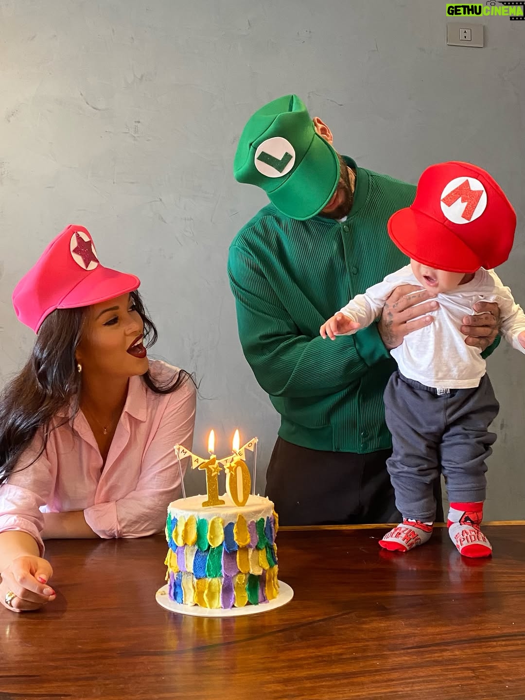Angie Arizaga - 137.7K Likes - Eres el sueño más bonito , hecho realidad . Cuando dicen que el tiempo vuela , no exageran . Ya son 10 meses llenos de aprendizajes, desafíos, pero todo vale la pena cada vez que nos sonríes. Te amamos Matteito 🤍