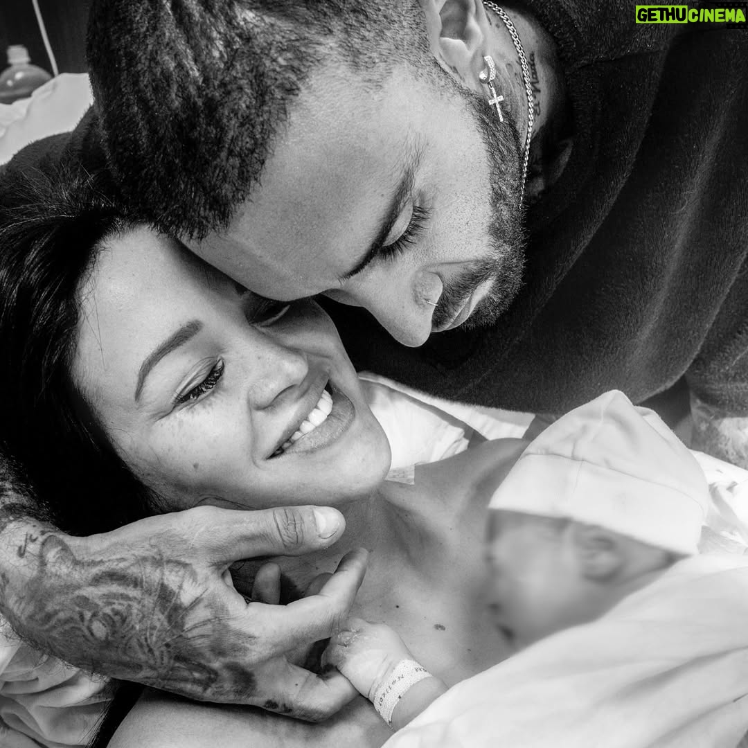 Angie Arizaga - 273.9K Likes - .
1. Matteo Alessandro 
2. Empezaron las contracciones 08/08 
3. Siempre de la mano juntos por el mundo 
4. Las contracciones cada vez eran más fuertes 
5. Por un momento no aguanté el dolor y le gritaba a la doctora “Cesárea , porfavor “ 😬
6. Nació Matteo 09/08/2024 , 10:18 pm 🤍 ( otro ocho ) 
7. Sin soltarnos un solo segundo 🤍
8. Nuestra Familia Benzaquen Arizaga ( Jota ya no tenía más espacio para poner la huellita 😅 )