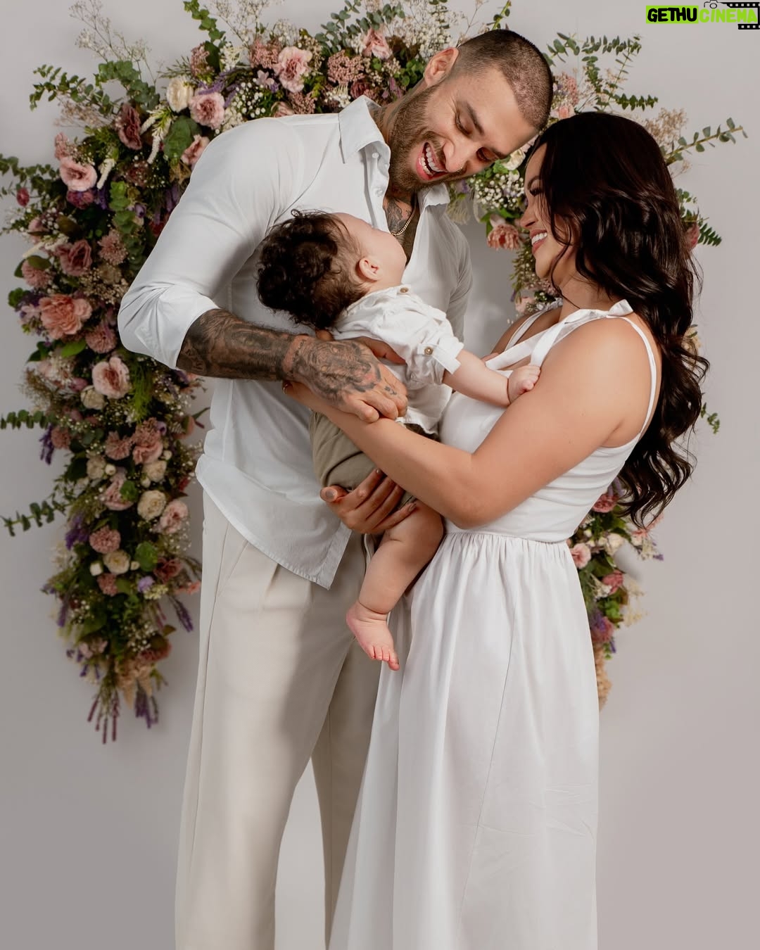 Angie Arizaga - 162.1K Likes - Gracias por convertirme en mamá🤍 
Desde que llegaste, todo cambió. Me hiciste más fuerte, más consciente y más agradecida con la vida.
Ser mamá no es fácil, no se descansa pero siempre se hace todo con amor y una gran sonrisa.
Gracias hijito por darme las mejores experiencias, por sacar lo mejor de mí y enseñarme que todo vale la pena

Hace 9 meses empezó la mejor etapa de mi vida. Con retos, sí, pero también con un amor que no se puede explicar.

Hoy más que nunca valoro lo que significa ser mamá🤍