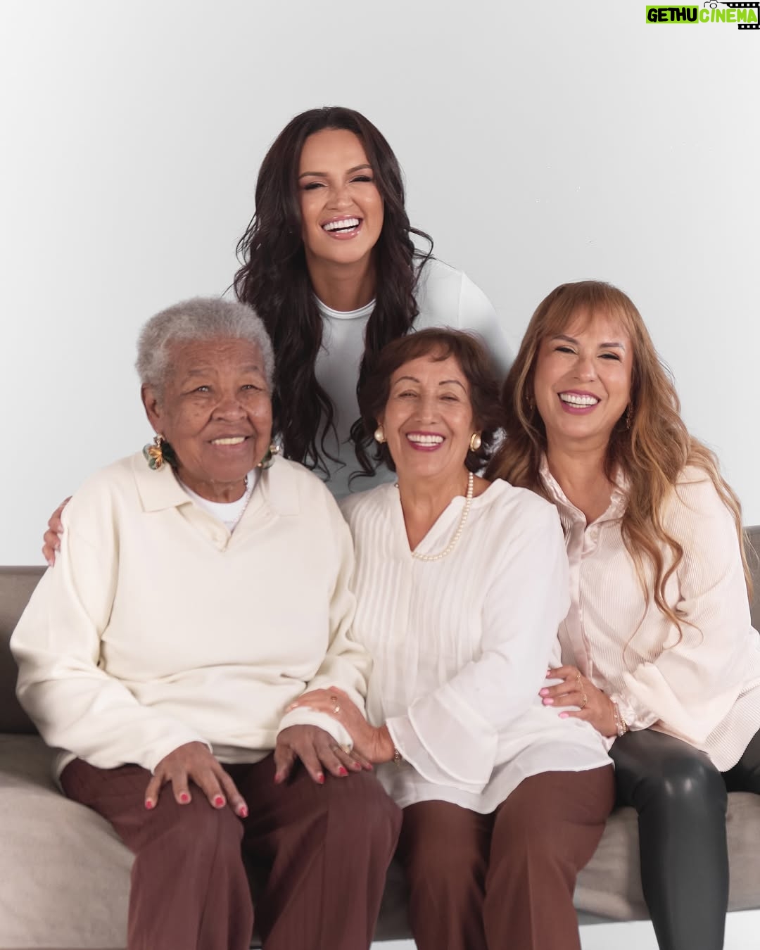 Angie Arizaga - 162.1K Likes - Gracias por convertirme en mamá🤍 
Desde que llegaste, todo cambió. Me hiciste más fuerte, más consciente y más agradecida con la vida.
Ser mamá no es fácil, no se descansa pero siempre se hace todo con amor y una gran sonrisa.
Gracias hijito por darme las mejores experiencias, por sacar lo mejor de mí y enseñarme que todo vale la pena

Hace 9 meses empezó la mejor etapa de mi vida. Con retos, sí, pero también con un amor que no se puede explicar.

Hoy más que nunca valoro lo que significa ser mamá🤍