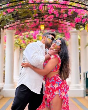 Anjali Jain Instagram - Happy Rangpanchmi🎨🌈 @crazy_anji 
#rangpanchmi #holi #macau #couple #holi2k25 #hongkong #venetian