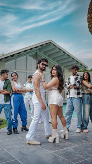 Anjali Jain Instagram - Another one, inspired by the legend himself — @shahidkapoor sir

@shahidkapoor @kritisanon @real.amitjoshi @maddockfilms @raashultandon @chitranshraj_  @therakeshbedi 

Choreography -  @akash_chouhan25 
Performers :  @crazy_anji @priyanshusk10 @milanverseee @anshul_sharma_official @abk_abhi 
Director : @rohitameriya50 
DOP : @v_studio.in @vikas_jadhav_v 
HMU : @ajay_sen_hair_artist @glamupwithsnehal @yassalon_sudamanagar_indore 
Outfit : @rohit_choudhary_fd 

Location : @ubud.indore 
Crew : @crazy__akki  @gouravrai_groove 
Special thanks to @neerajsinghpawar_fitness  @urvashikasliwal @rahul1985_ultimatexchange