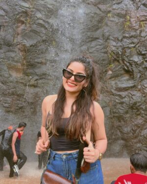 Anjali Jain Instagram - The Unplanned Perfect trip🏔️🌅🌊🤍
With perfect log❤️
#explore #travel #friends #taminighat